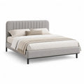 Lit double rembourré gris clair 170 × 215 × 105 cm en tissu avec tête de lit à canaux verticaux, couchage 160 × 200 cm et pieds en acier noir