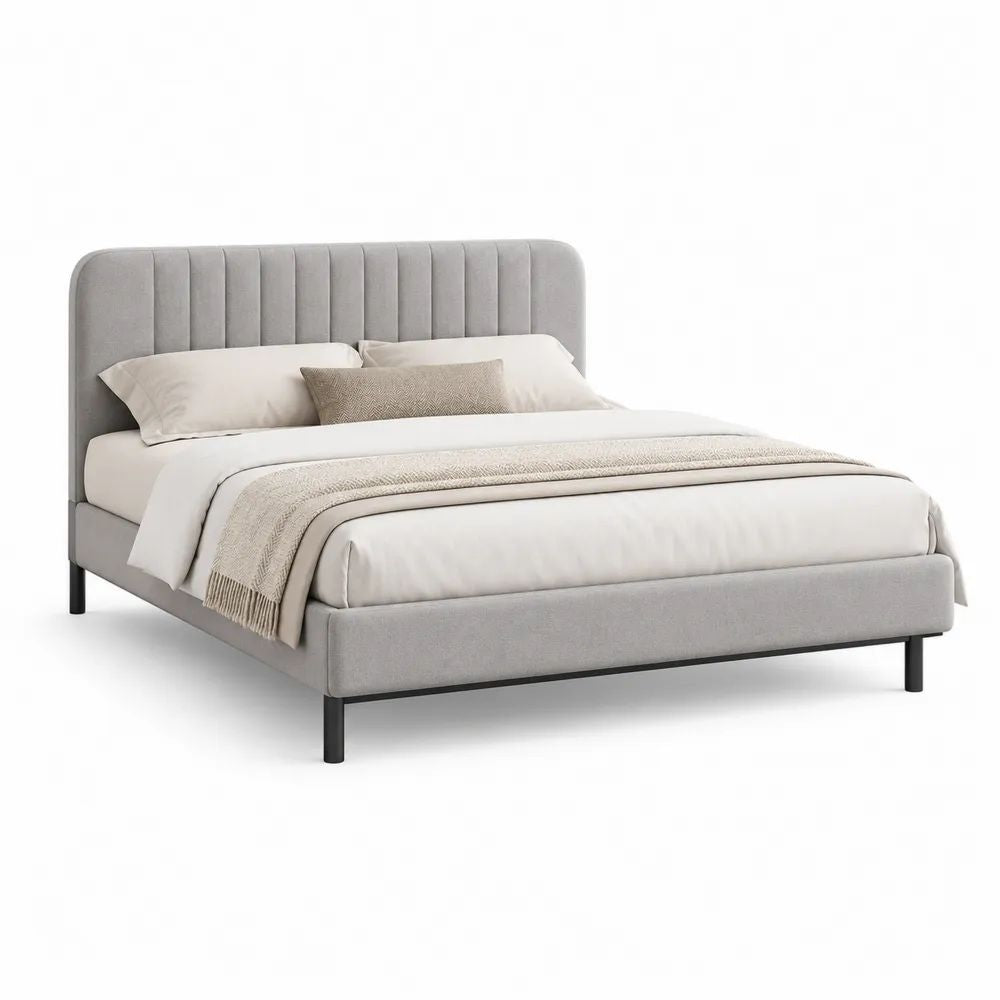 Lit double rembourré gris clair 170 × 215 × 105 cm en tissu avec tête de lit à canaux verticaux, couchage 160 × 200 cm et pieds en acier noir